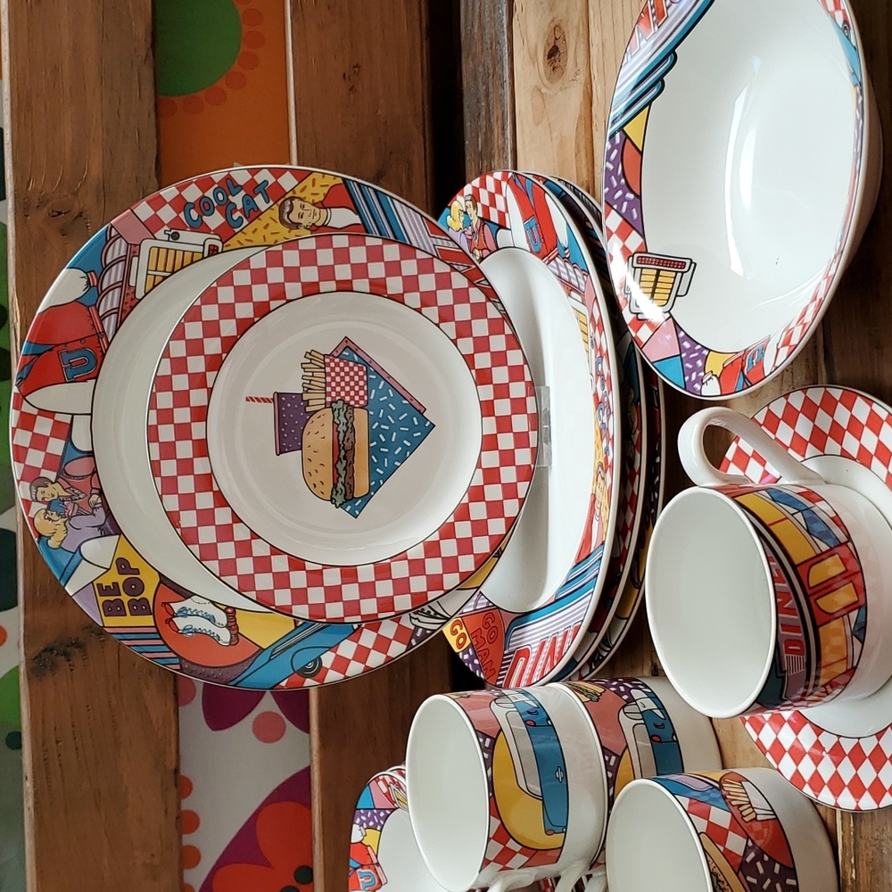 Retro "HAPPY DAYS " DINNERWARE SET